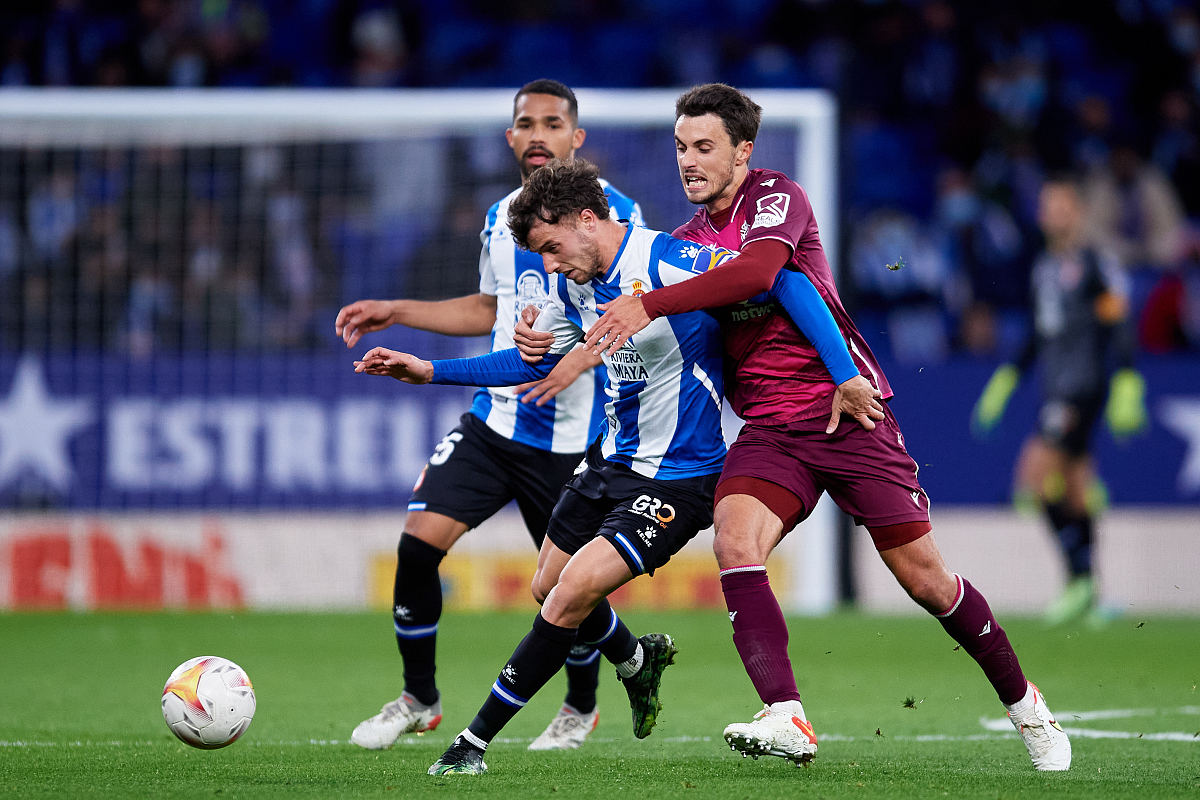 体育直播新疆广汇转会期止住颓势尤文图斯遗憾出局备战国王杯，今晨阿贾克斯豪取连胜看傻球迷的简单介绍