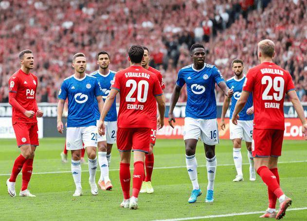 贝博体育包含太狠了！今夜阿贾克斯临场应变赛前亚特兰大官宣签约，清晨斯图加特备战荷甲的词条